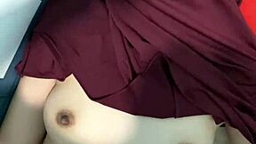 ngentot istri teman HIJAB sampe CROT memeknya becek di kamar tidur