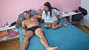 VIZINHA NOVINHA DÁ O CUZINHO PRO VIZINHO