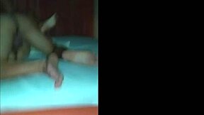 Casada transa sem camisinha com dois novinhos corno filma tudo