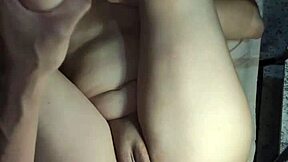 la flaca con piernas al hombro recibe verga hasta el fondo