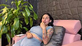 Pobre estudiante devours hermanastro's cock in hardcore fuck