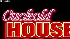 Essa novinha morena chupou dois paus e deu o cu na suruba quente