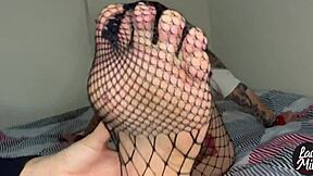 damn these two brazilian brunettes' feet got me hard...subtítulos en español