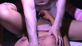 El padrastro y la mejor amiga de su hijastra comparten un creampie en la cocina