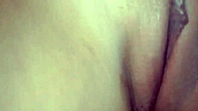 estoy tan cachonda masturbando mi coño apretado en la cocina sola 🔥