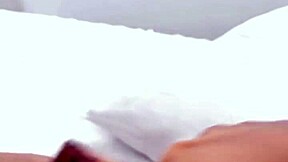 así me masturbo todas las mañanas en la cama