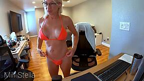 Watch stepmom milf stretch pussy live full scene!