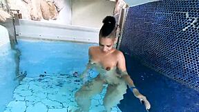 unterwasser public sex im schwimmbad mit risikoreicher ebony schlampe