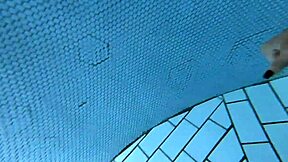 unterwasser public sex im schwimmbad mit risikoreicher ebony schlampe