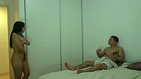 le escondí la toalla a mi hermanastra pa' cojerla en el baño hasta squirt!!