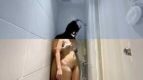 gasak istri teman gemuk squirt di kamar mandi homemade