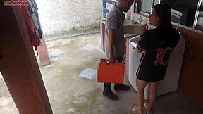 dona de casa... uh casada ta pagando o tecnico com a bunda gorda enquanto o marido ta fora!