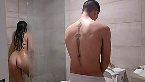 le escondí la toalla a mi hermanastra pa' cojerla en el baño hasta squirt!!