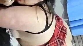 mira cómo esta latina bbw curvy se divierte con su mano en sus big tits