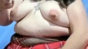 mira cómo esta latina bbw curvy se divierte con su mano en sus big tits