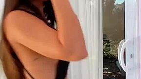 novinha gostosa de 18 com rabo grande e peitos suculentos ao ar livre