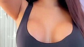 novinha gostosa de 18 com rabo grande e peitos suculentos ao ar livre