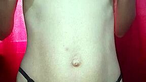 putinha esfregando peitinhos minúsculos 😍 vídeo caseiro molhado