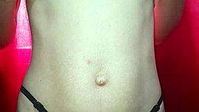 putinha esfregando peitinhos minúsculos 😍 vídeo caseiro molhado