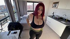 Pelirroja culona folla entrenador y traga semen facial