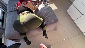 Pelirroja culona folla entrenador y traga semen facial