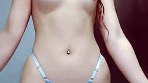 blue lingerie babe shakes and claps her huge ass teasingly