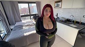 Pelirroja culona folla entrenador y traga semen facial