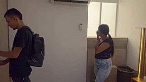 comparto el cuarto de hotel con mi HERMANASTRA y me follo su enorme culo... me vengo en sus tetas ricas!