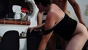 Madrastra Chupa Polla Mueve Culo en Juego Parte 2