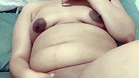 Gravidinha safada masturba até gozar com ajuda do amigo