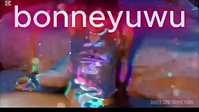 bonneyuwu puts on a sexy garage show for stepdad