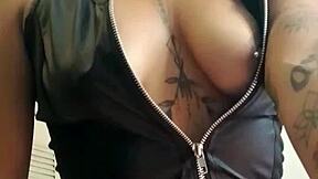 latina tatuada no taxi da moto taxista... ele fodeu minha buceta e cu gostoso!