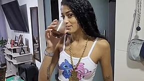 Chamei a desconhecida brasileira pra foder na cozinha e ela topou!