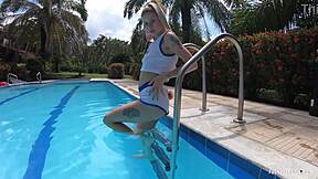 Does skinny blonde Ashley Rose wet pool bunny tease outdoors?