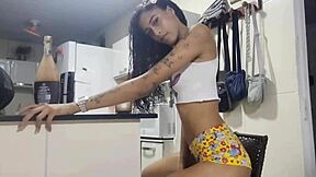 Chamei a desconhecida brasileira pra foder na cozinha e ela topou!