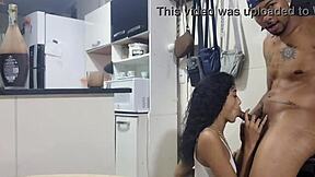 Chamei a desconhecida brasileira pra foder na cozinha e ela topou!