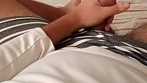 se masturbando e gemendo enquanto dá punheta e fala putaria
