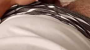 se masturbando e gemendo enquanto dá punheta e fala putaria