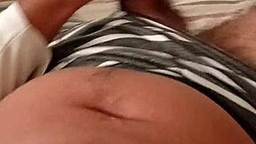 se masturbando e gemendo enquanto dá punheta e fala putaria