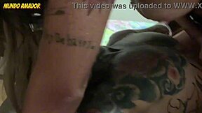fumando um baseado com travesti antes de foder rabo dela