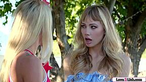 blonde babe spreads ass for rimming while kissing brunette in outdoor booth?