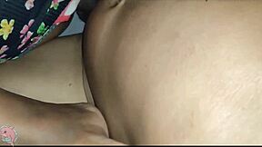¡MI NOVIA COLEGIALA GRITA DE PLACER EN SU PRIMER ANAL CASERO!