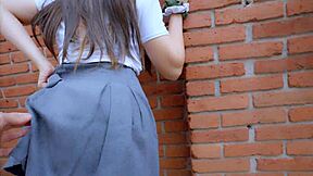 Colegiala chupando en patio cogiendo publico leche en falda