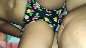 ¡MI NOVIA COLEGIALA GRITA DE PLACER EN SU PRIMER ANAL CASERO!