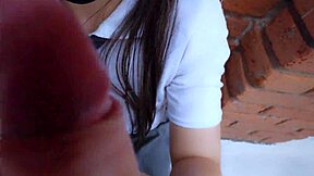 Colegiala chupando en patio cogiendo publico leche en falda