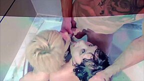 Quieres unirte a este baño caliente con tetas grandes antes de cenar?