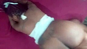 Morena se apaixona: Pau enorme fode sua buceta apertada?