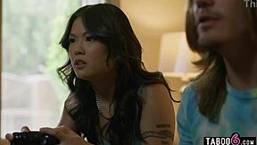 Chinese teen stepsis catches bro perving milf stepmom 😲🔥