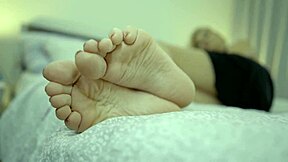 i slather cream on bare feet dreaming you'll cum hard on my toes 👅💦😈
