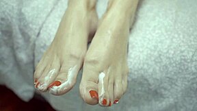 i slather cream on bare feet dreaming you'll cum hard on my toes 👅💦😈